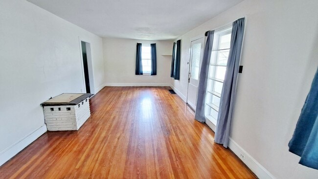 Building Photo - 3 Bed / 1 Bath Single Family Home