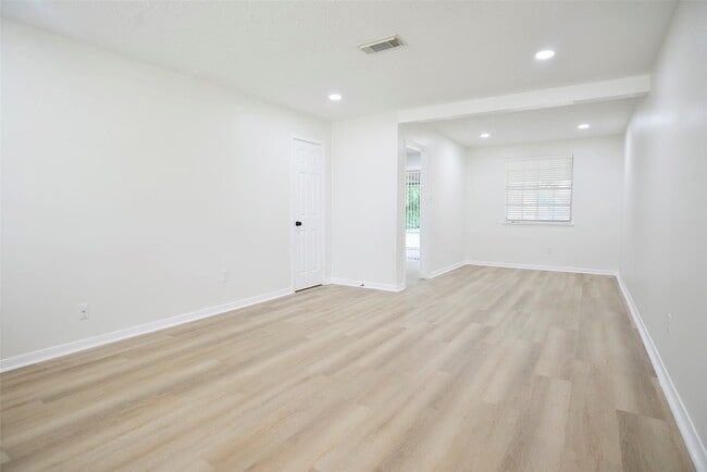 Building Photo - 536 Castlelake Dr