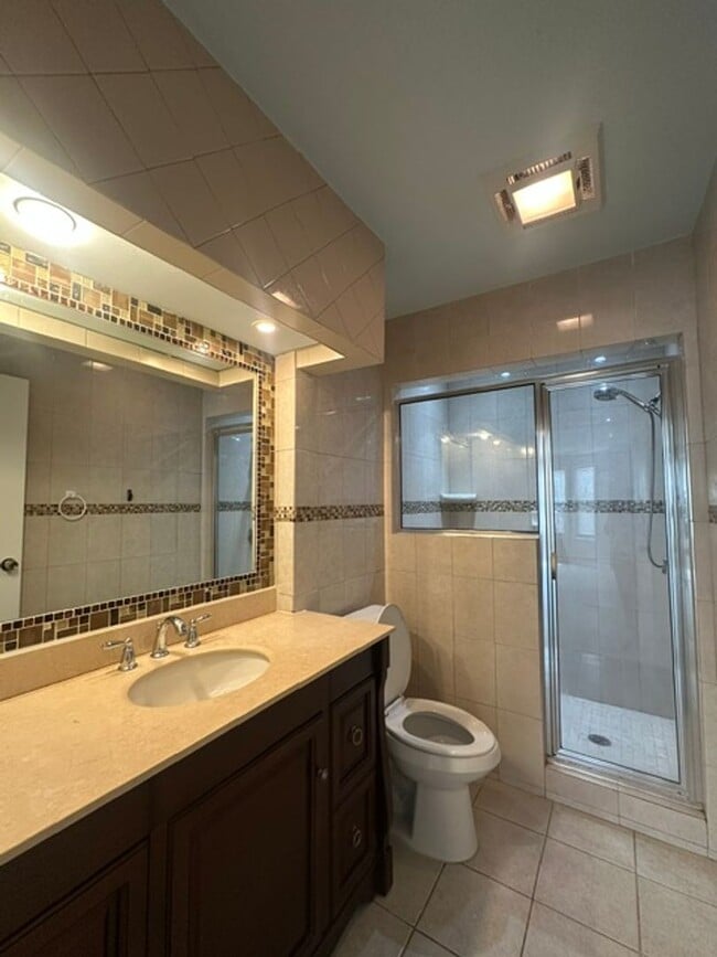 Building Photo - Spacious Townhouse in a Great Location!!