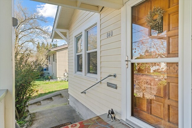 Building Photo - 840 N Farragut St