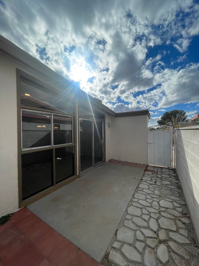 Building Photo - Beautifully Updated 3 Bedroom/2 Bathroom H...