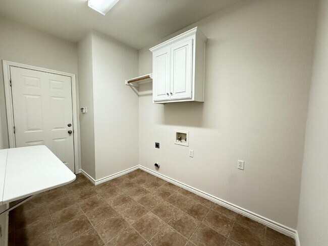 Building Photo - Modern Comfort Meets Cozy Living on Casual Cir!