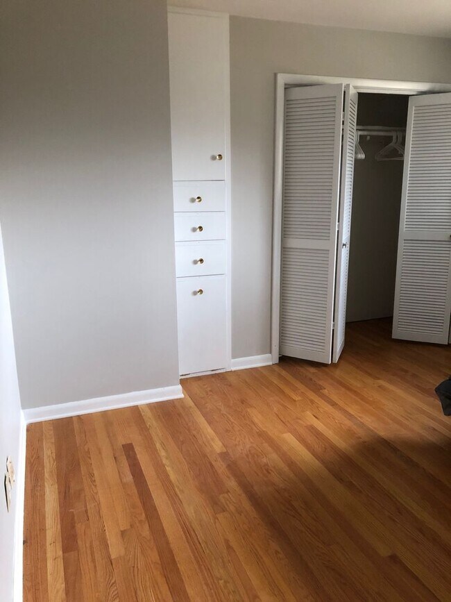 Building Photo - Charming 5 BD/3 BA down the street from Kelley and Luddy!