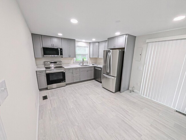 Building Photo - Charming and 3 Bed 2.5 Bath Home In Serene...