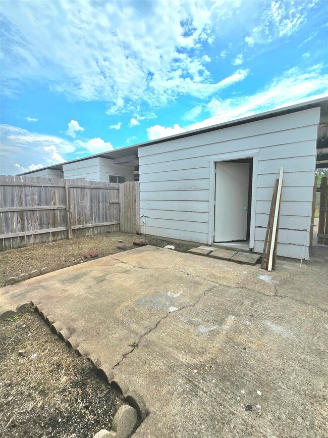 Building Photo - 7063 Chasewood Dr