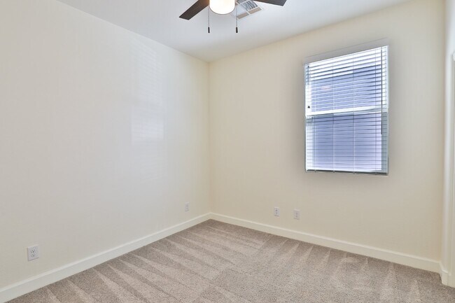 Building Photo - 548 E Vail Ln