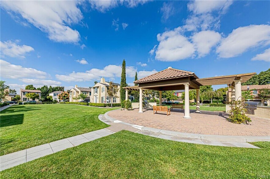 Building Photo - 138 S Hidden Path