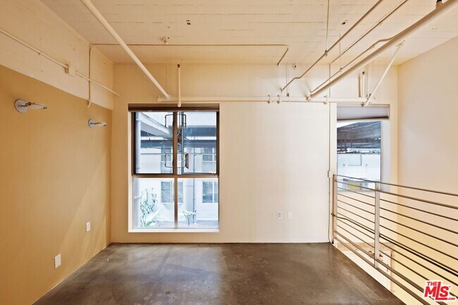 Building Photo - 1130 Flower St