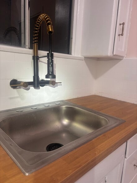 Building Photo - 3059 E 5th St