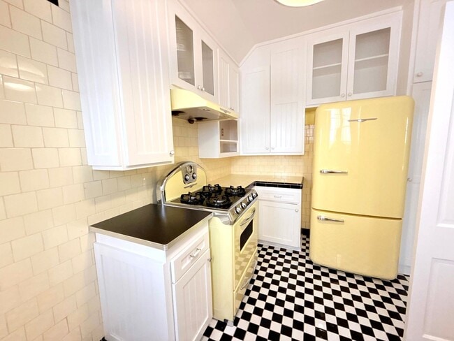 Building Photo - Very Unique Spacious sleek One Bedroom - O...
