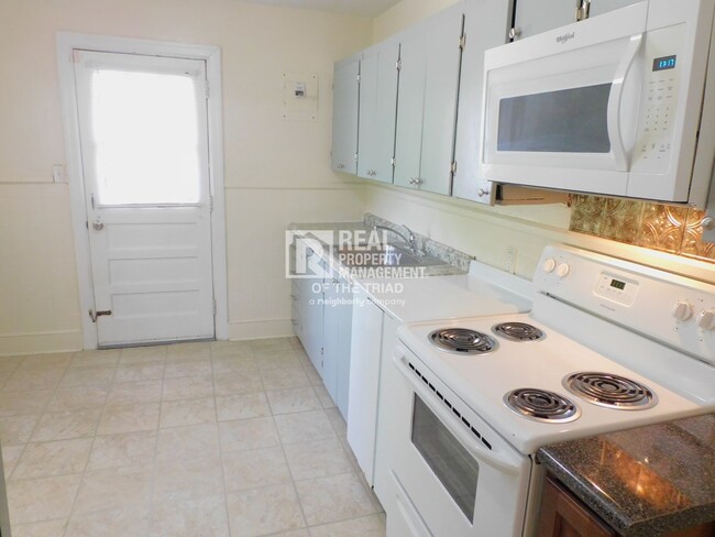 Building Photo - Adorable 2 BR/1 BA Home w/ Fenced Yard
