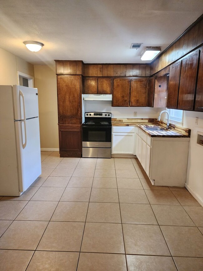 Building Photo - 508 Fraser Dr