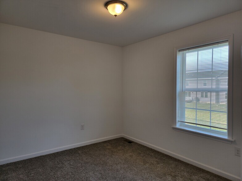 Building Photo - 124 Robert Cir