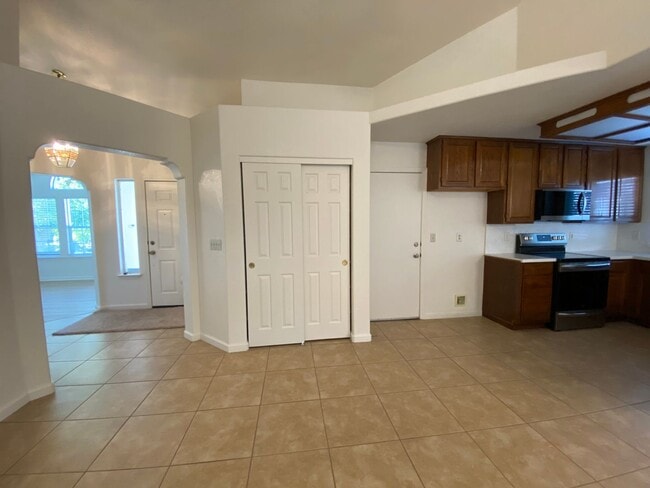 Building Photo - Vacaville 3bed/2bath home! Open floor plan...