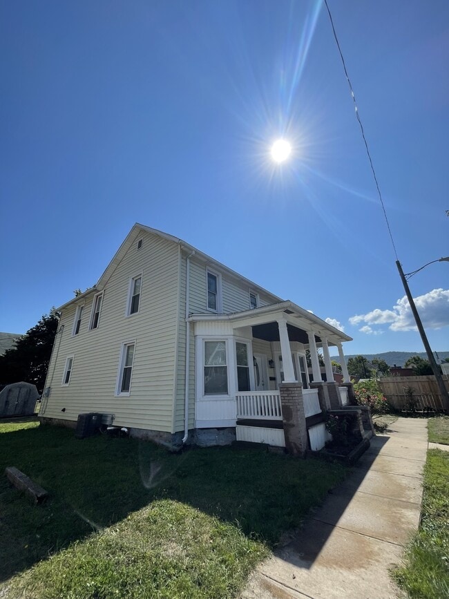 Building Photo - 500 6th Ave