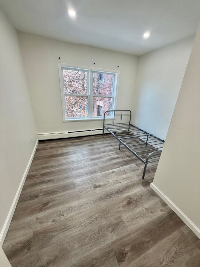 Building Photo - 283 Grand St