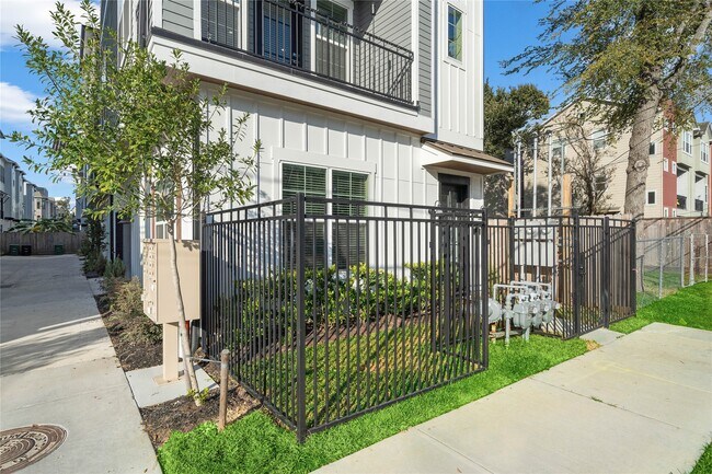 Building Photo - 1161 W 24th St