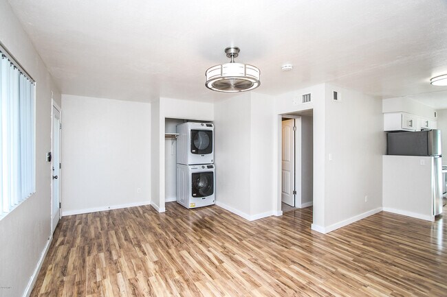 Building Photo - 402 S Beck Ave