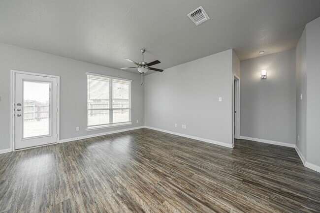 Building Photo - 536 Fallbrook Dr