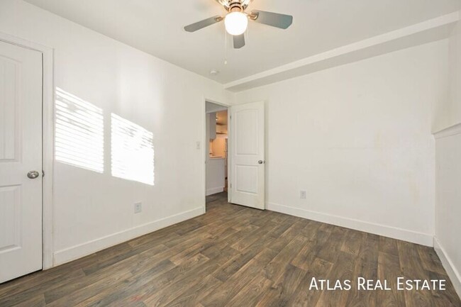 Building Photo - 132 W Ida Ave