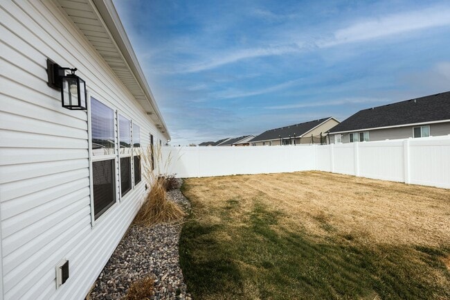 Building Photo - BEAUTIFUL 3 Bed 2 Bath Twin home in Sugar city!