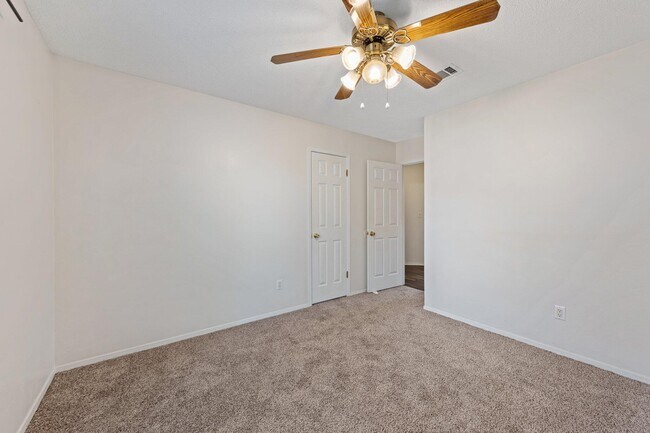 Building Photo - 1569 Meadowbrook Ct