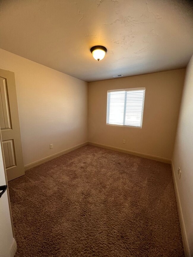 Building Photo - Looks Almost Brand New Townhome!