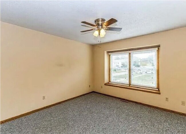 Building Photo - Spacious 3-Bed, 2-Bath Duplex with Fenced ...
