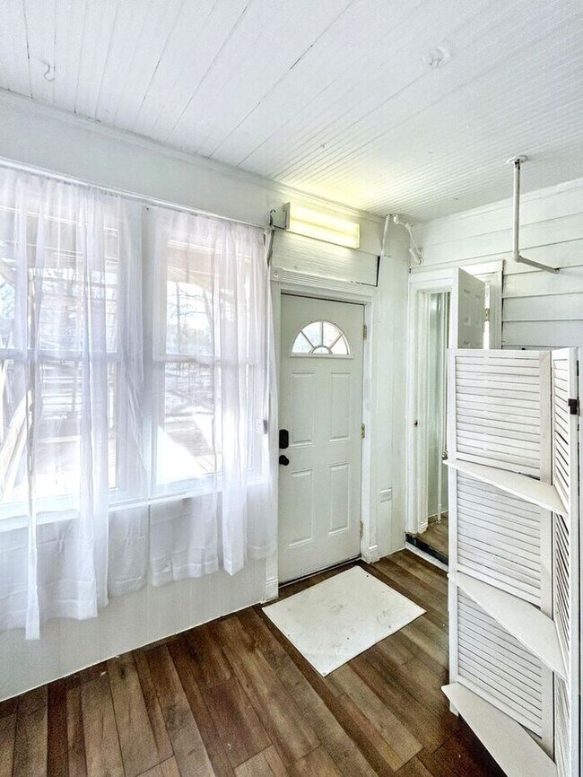 Building Photo - Charming 3-Bedroom Home – Spacious & Conve...