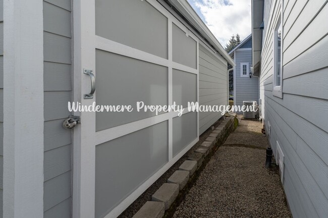 Building Photo - Beautifully Remodeled 2 bedroom in convenient location, private balcony, over sized garage, A/C a...