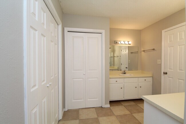 Building Photo - Spacious Tierra Villas Home with Vaulted Ceilings, Fireplace & Covered Patio