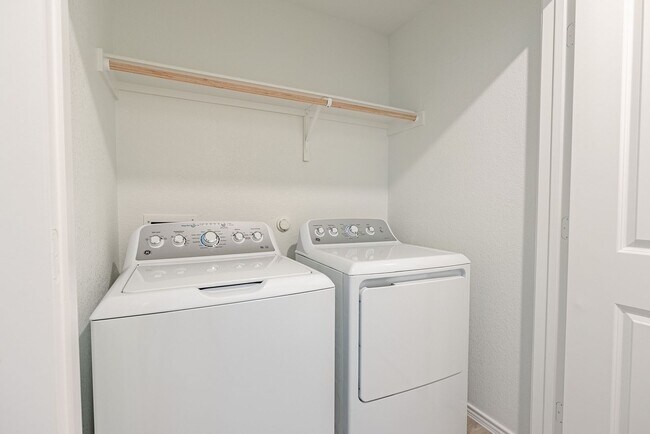 Building Photo - Stunning 3 bedroom, 2 bathroom home in Kyle!!!