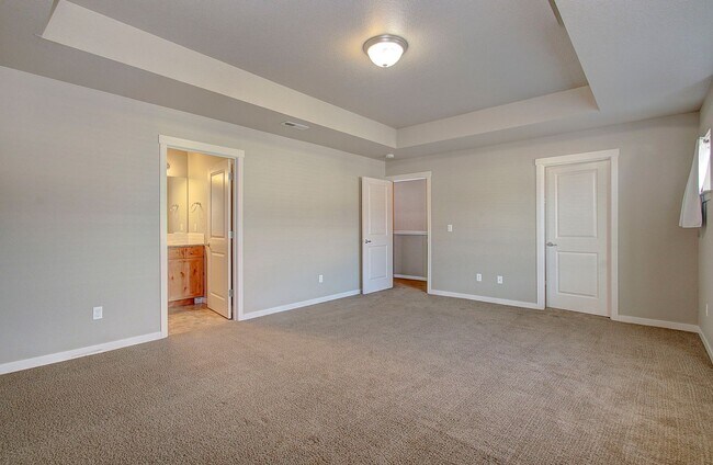 Building Photo - BEAUTIFUL CREEKWOOD TOWNHOME! 3 BR, 2.5 BA