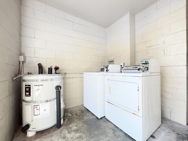 Building Photo - Makiki Condo with Parking and A/C