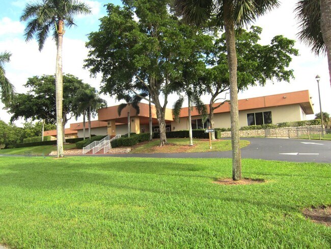 Building Photo - 15450 Pembridge Dr