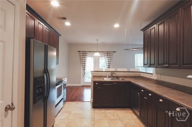 Building Photo - 260 Summer Hill Way