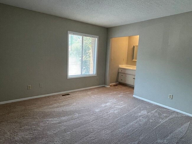 Building Photo - SW - Updated Townhome.  New Flooring, Just...