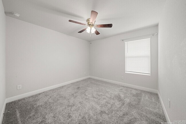 Building Photo - 1080 Amble Oak