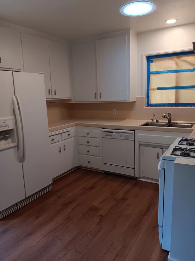 kitchen - 7655 Ostrom Ave