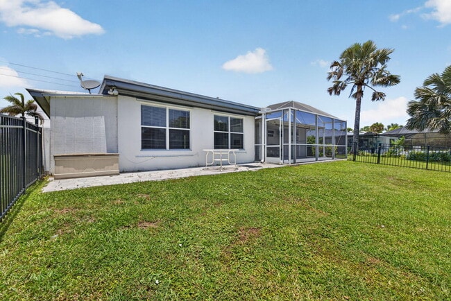 Building Photo - 416 SE Naranja Ave