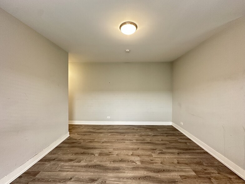 Building Photo - 722 W Brompton