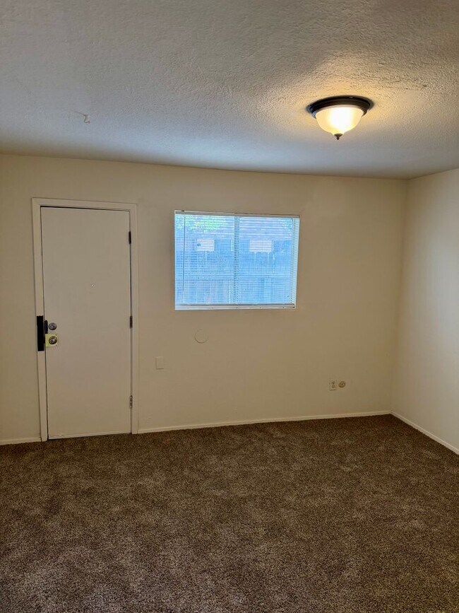 Building Photo - General Marshall St (216)