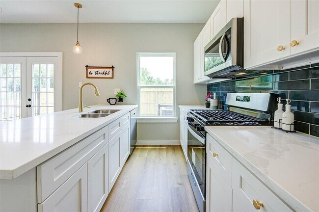 Primary Photo - 5903 Bacher St