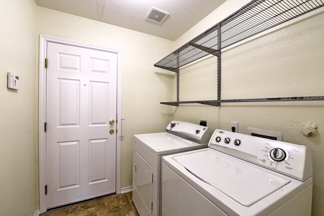 Building Photo - GREAT SINGLE STORY HOME  |  DECK REDONE CL...