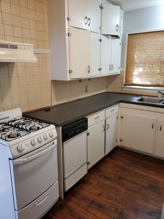 Building Photo - Nice 2 bedroom very near College Hill park