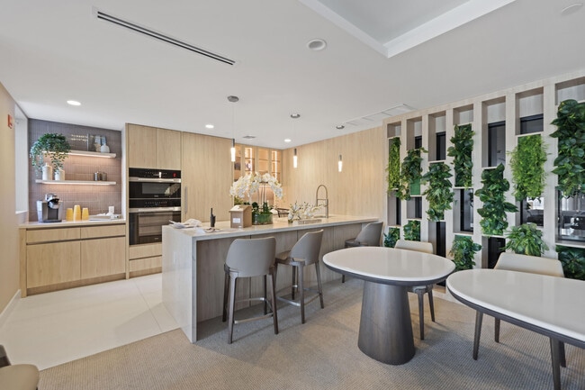 Building Photo - 200 E Palmetto Park Rd