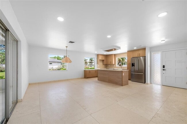 Building Photo - 114 8th St