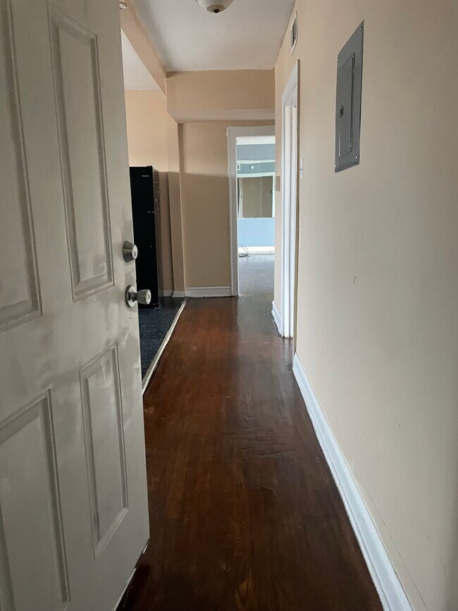 Building Photo - 1820 W 78th St