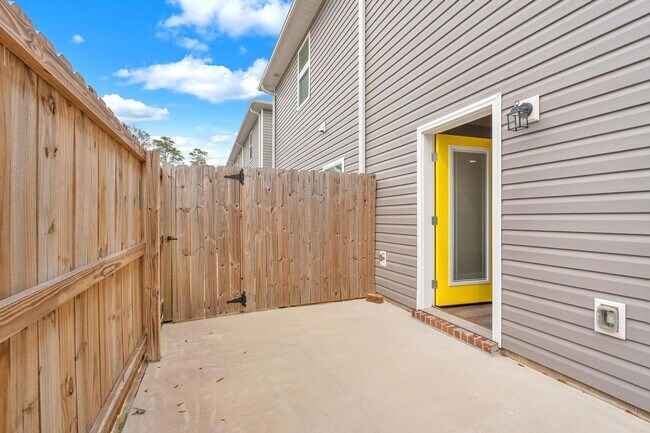 Building Photo - Modern 3 Bedroom Townhome!!