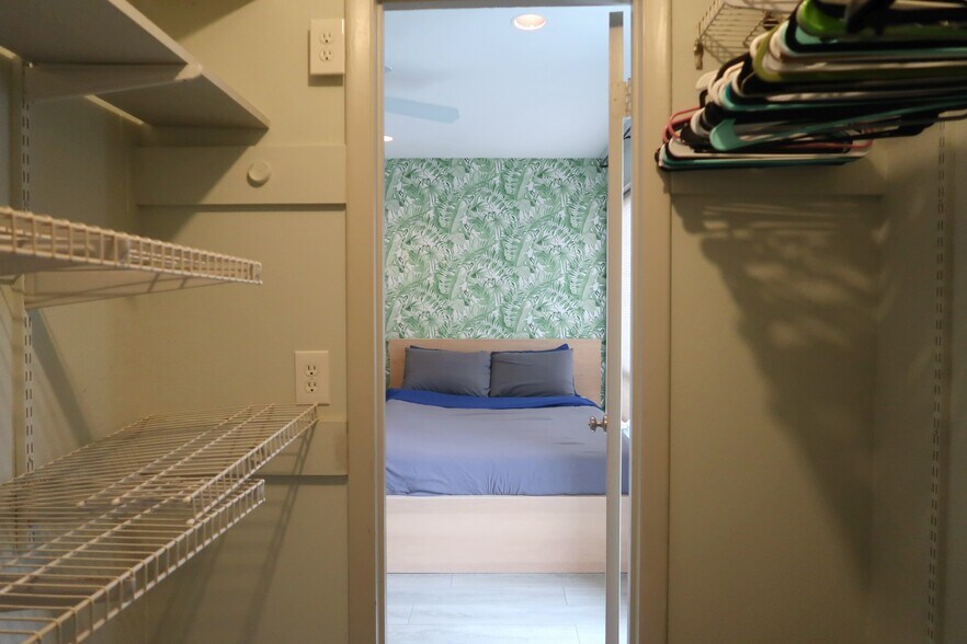 Building Photo - 1106 W 6th St